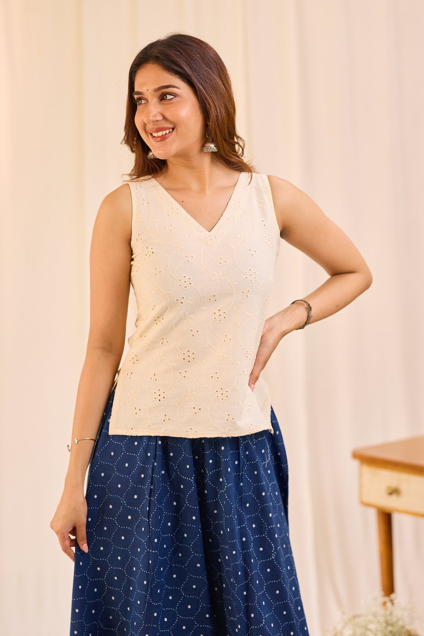 V- neck Ivory Mist Hakoba Sleeveless Short Top