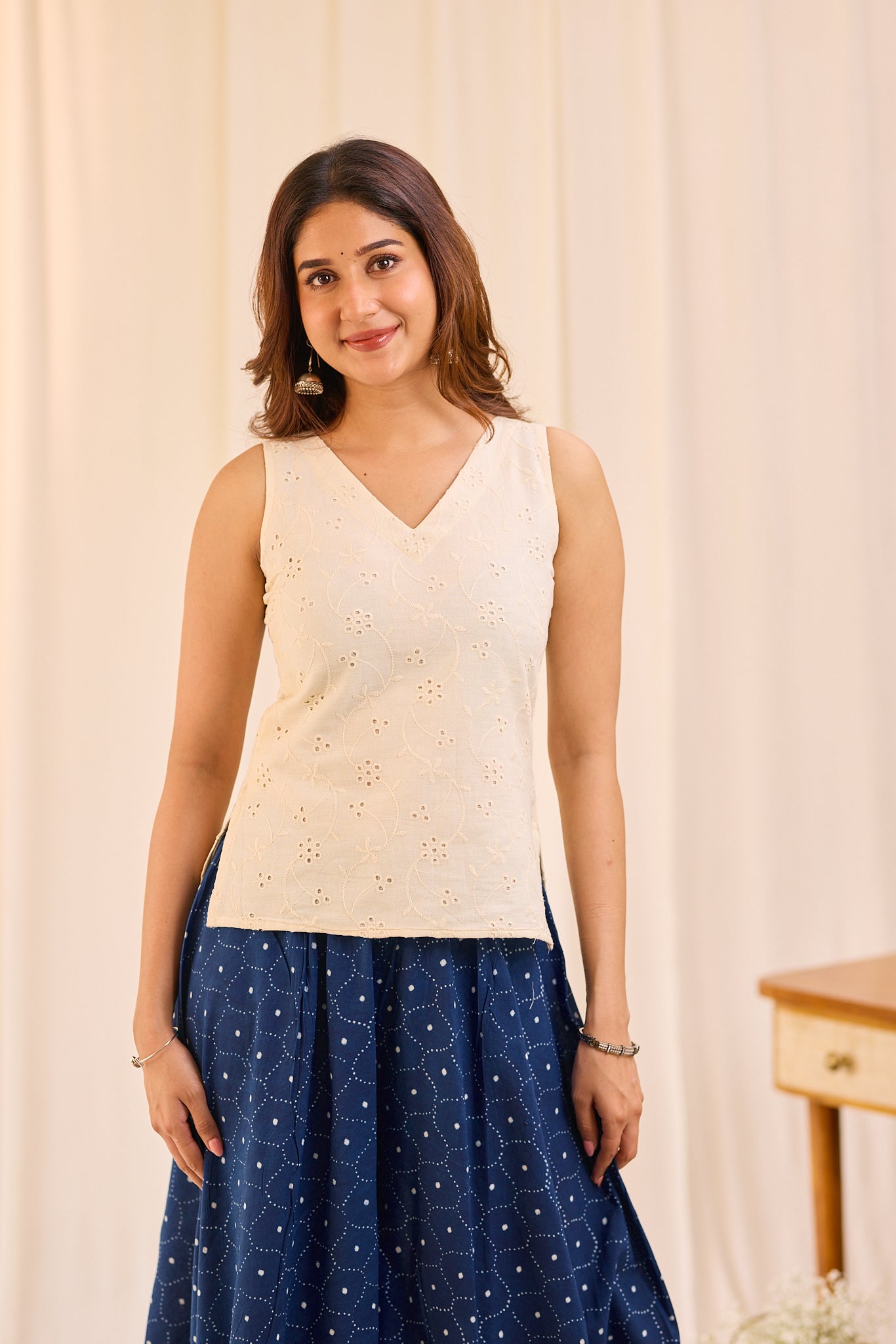 V- neck Ivory Mist Hakoba Sleeveless Short Top