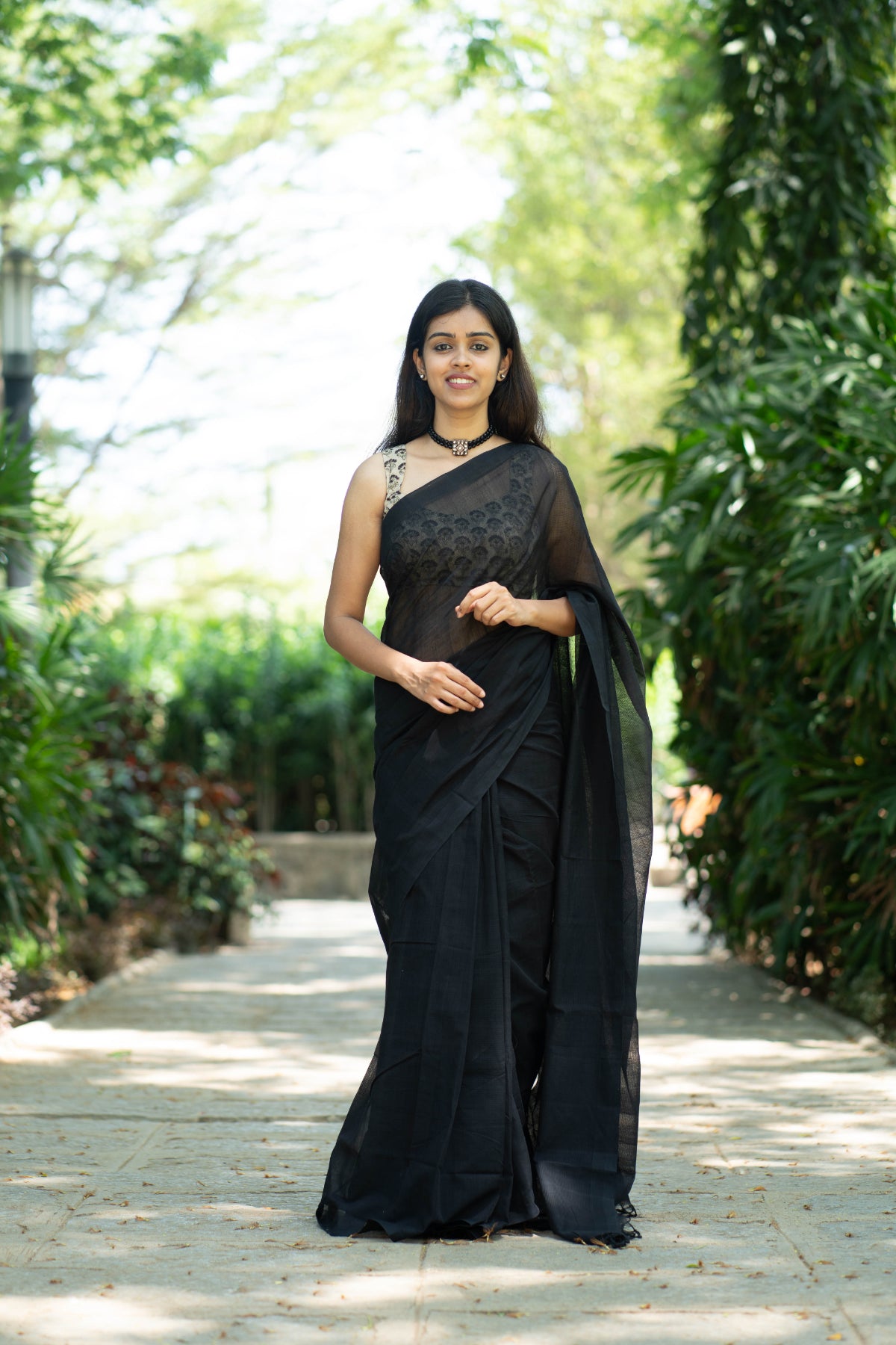 Photoshoot Poses For Girls In Saree # Model Photoshoot Outdoor # Black  Saree Photoshoot #Miya - YouTube