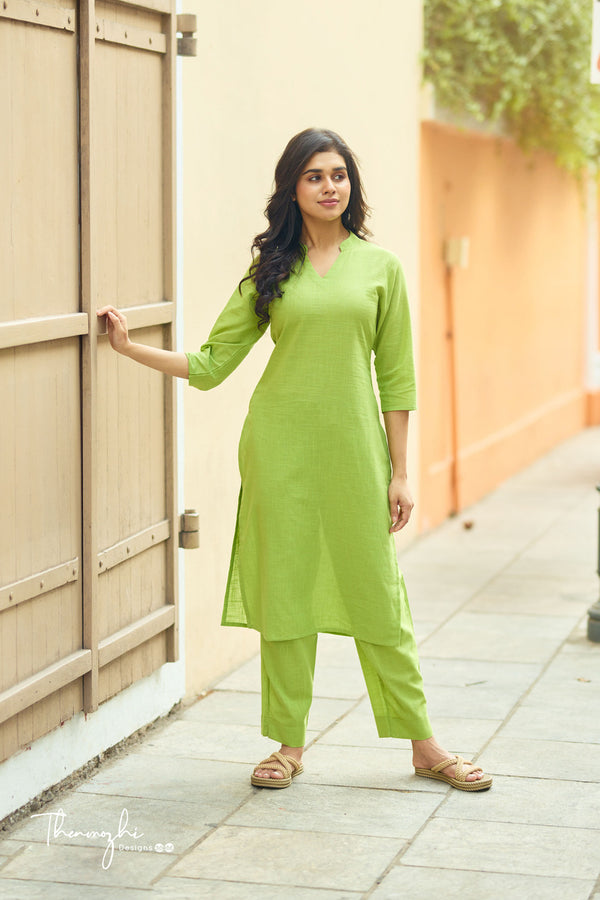 Schwarzes Co-ord Set mit grünem Druck