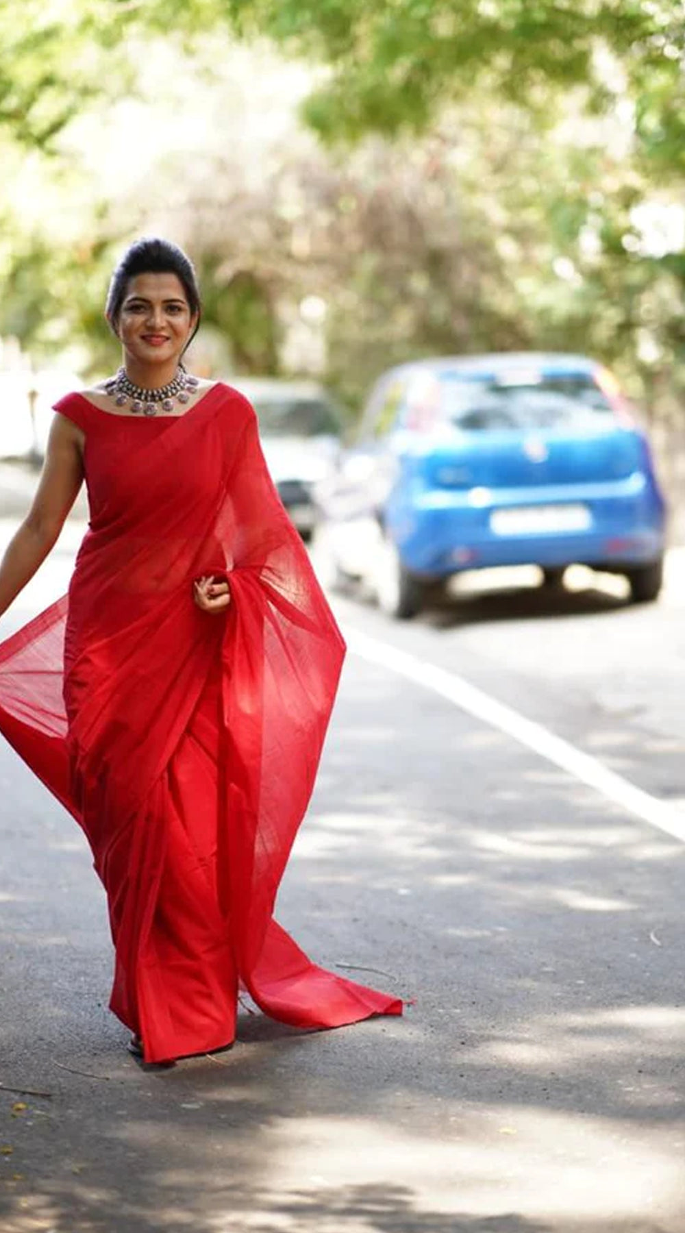 Anchor Dhivyadarshini in a traditional saree – South India Fashion