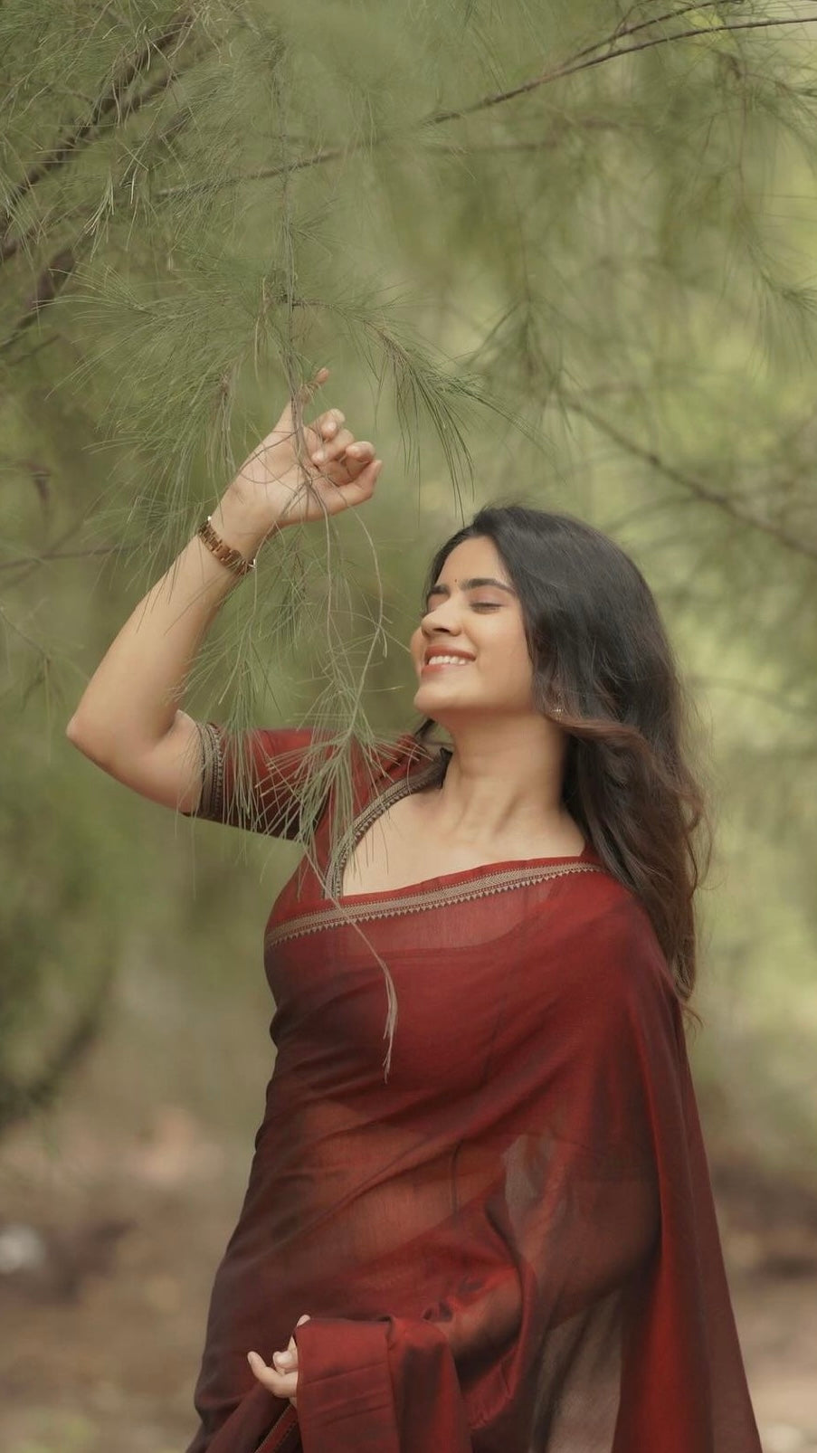 Soundariya Nanjundan Maroon Narayanpet Saree