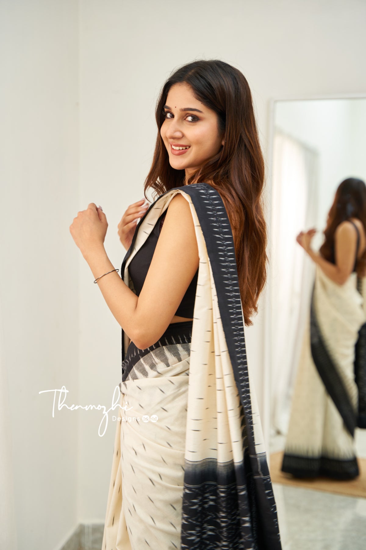 Buy Off White Cotton Saree with Black Border Online | Running Blouse –  Putul's Fashion