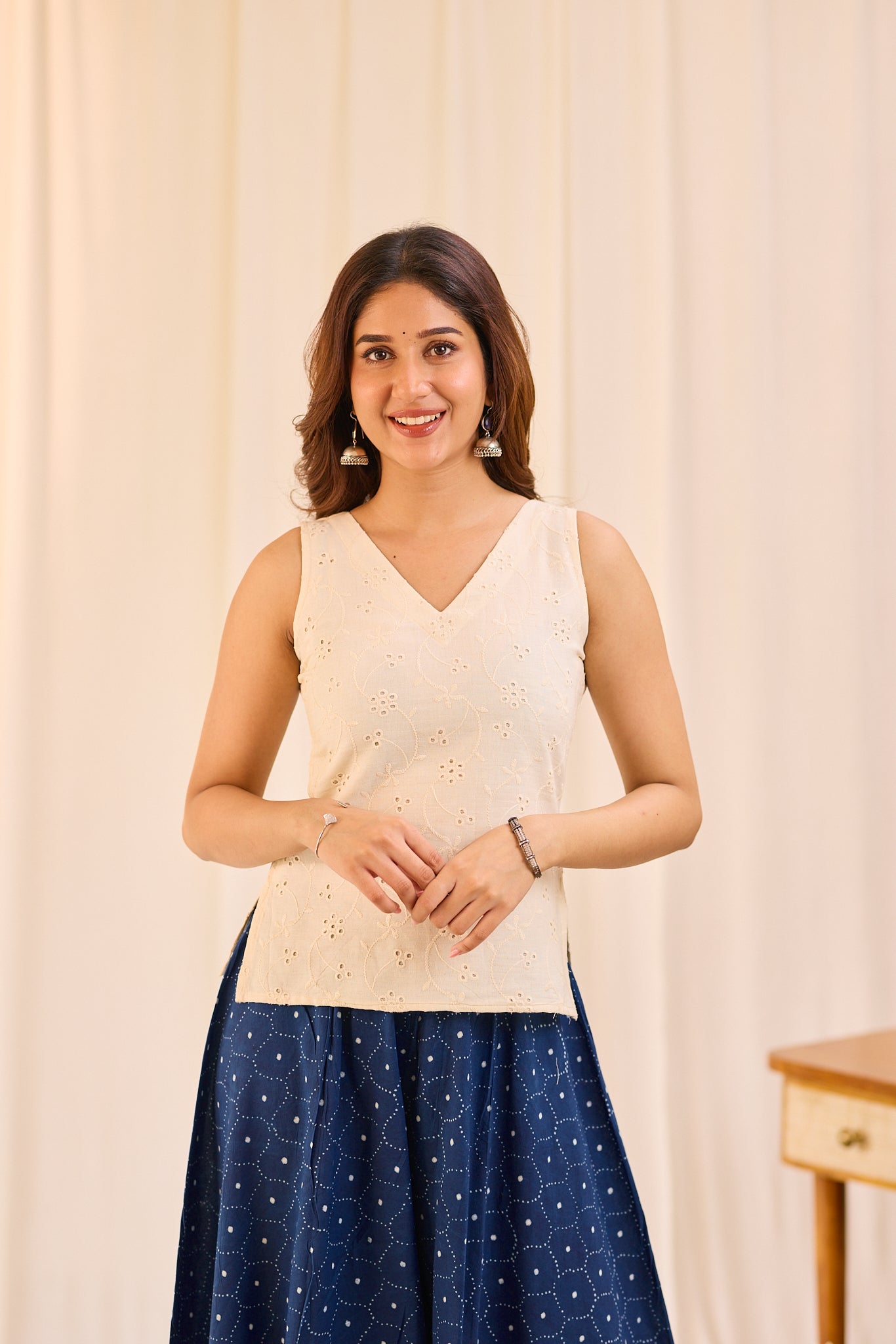 V- neck Ivory Mist Hakoba Sleeveless Short Top