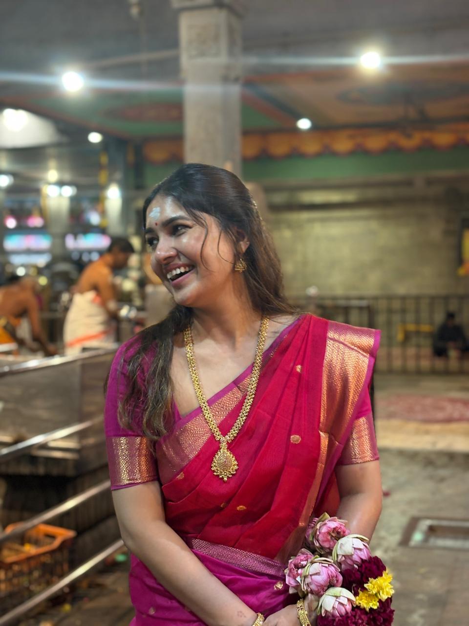 Vanibhojan Red and Pink Maheshwari Silk Cotton Handloom Saree