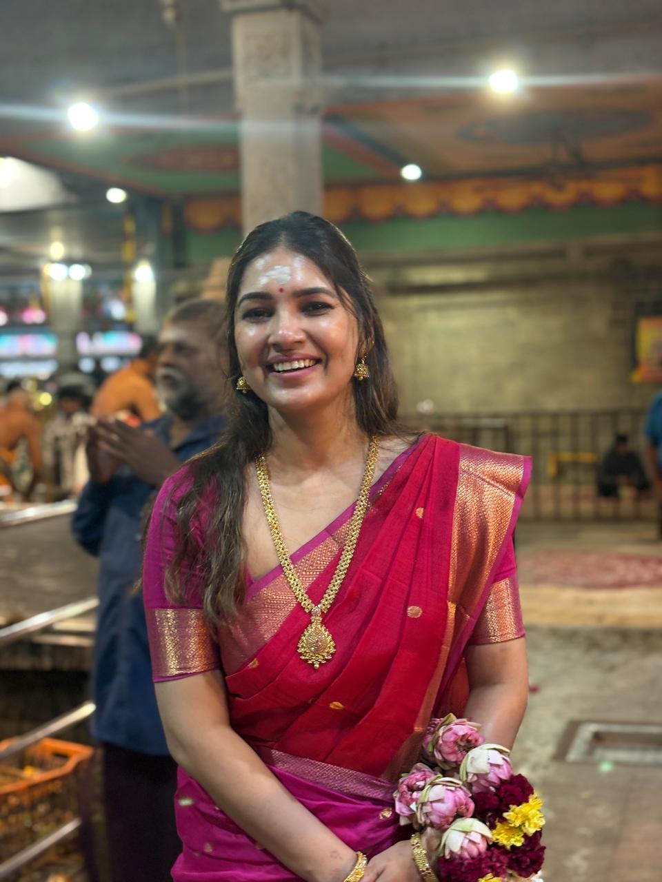 Vanibhojan Red and Pink Maheshwari Silk Cotton Handloom Saree