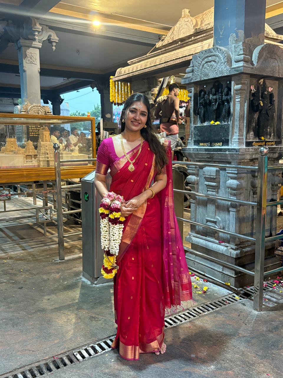 Vanibhojan Red and Pink Maheshwari Silk Cotton Handloom Saree