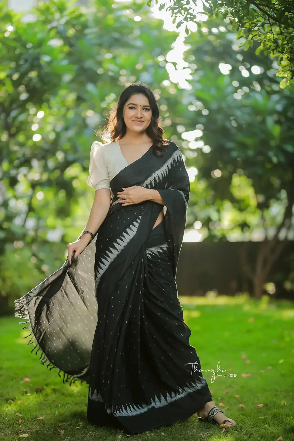 Cotton Black Handloom Saree | Elegant Ethnic Wear - Karustuti